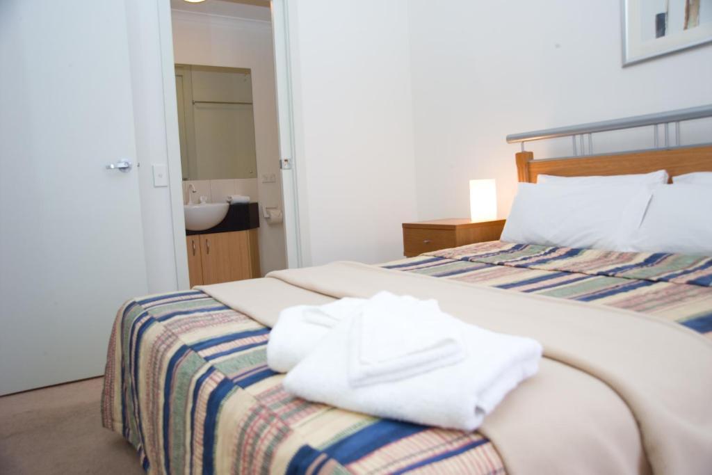 Windsor Apartments Adelaide Room photo