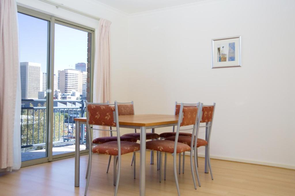 Windsor Apartments Adelaide Room photo